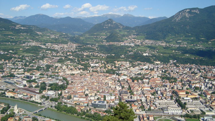 die italienische Stadt Trient aus der Vogelperspektive